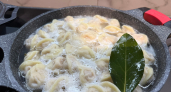 Кастрюля с водой - прошлый век: пельмени по этому рецепту вкуснее шашлыка - простой способ для пикника и дачи